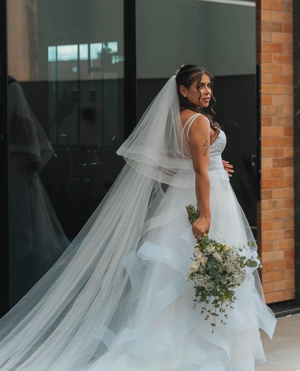 Full bridal look with veil and bouquet